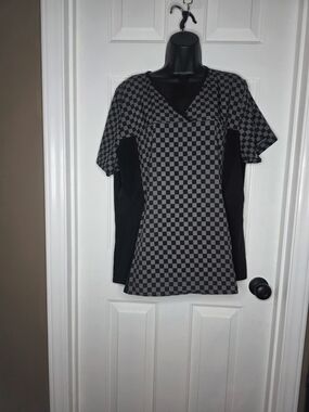 Cherokee Black & Gray Checkerboard V-Neck Short Sleeve Top